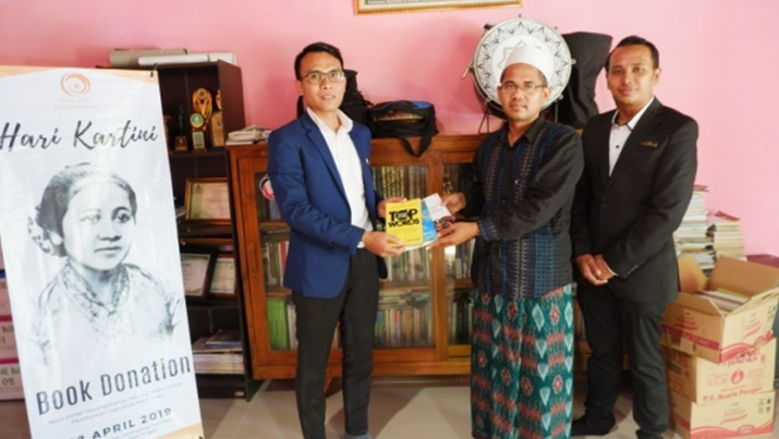 Nava Hotel Tawangmangu Peduli Pendidikan dengan Donasi Buku Donasi Buku