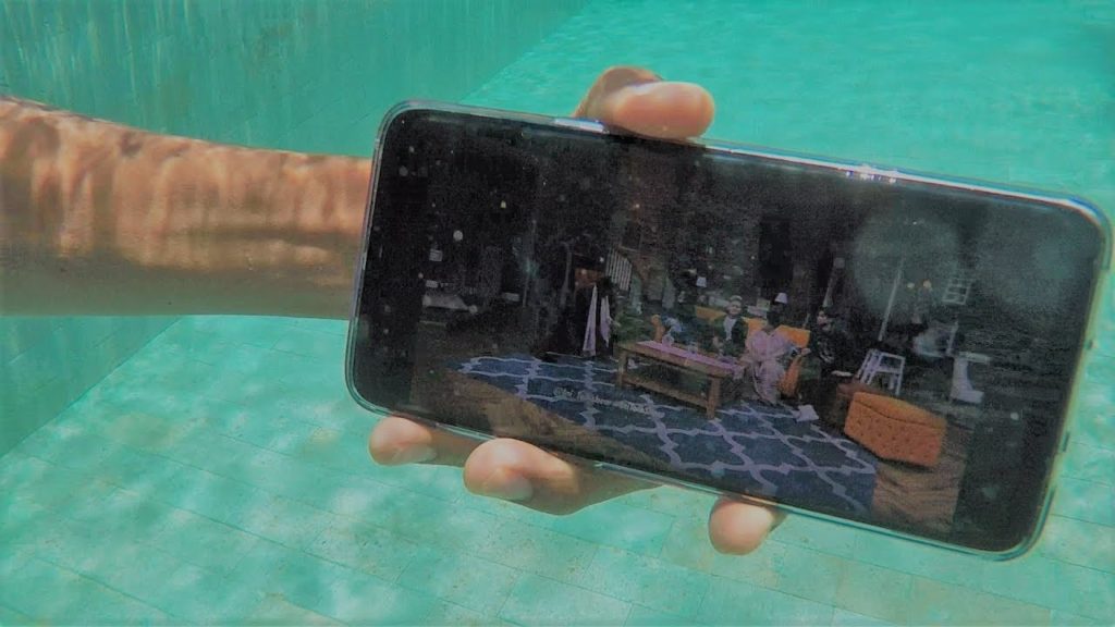 Berenang sambil foto-foto pake smartphone? Yuk lakuin ini setelah pake hapemu buat foto underwater! Maxresdefault