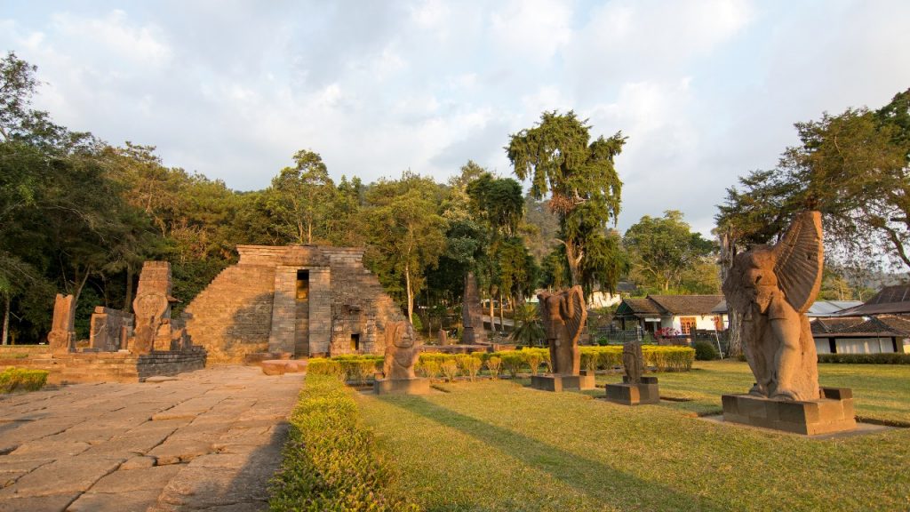 9 Tempat Wisata Karanganyar yang Recomended Sukuh 1280x720 1024x576