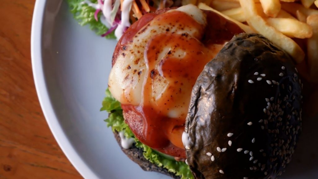 RASAKAN KENIKMATAN CHARCOAL BEEF BURGER DI PINE RESTO & CAFE 3 1
