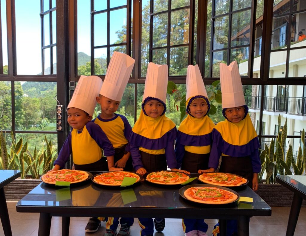KESERUAN ANAK-ANAK MELAKUKAN KEGIATAN COOKING CLASS DI PANDU LANGSUNG OLEH CHEF NAVA WhatsApp Image 2022 10 28 At 2.01.59 PM Scaled