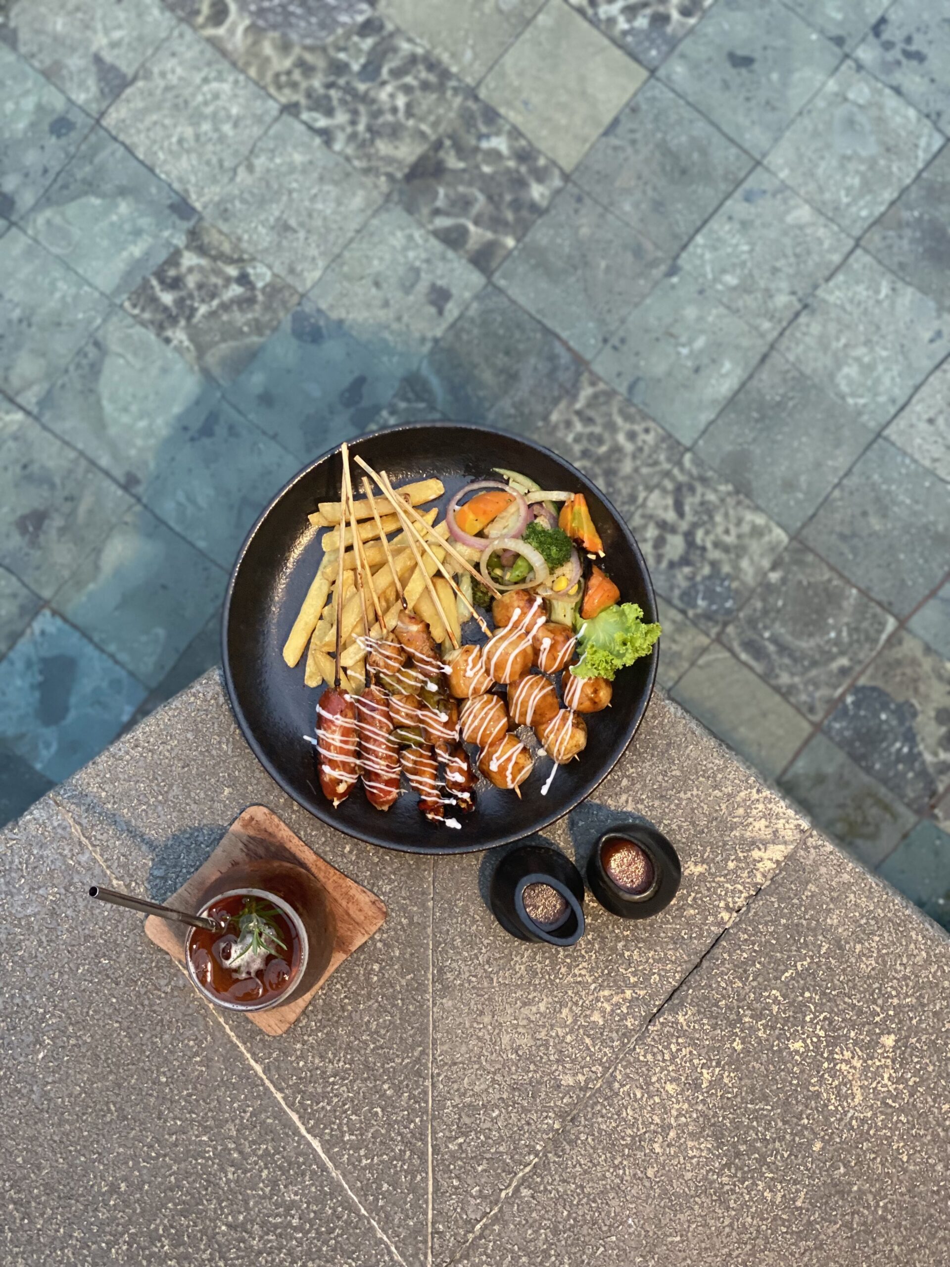NGABUBURIT SERU DI SAMPING POOL DITEMANI MENU BARU BARBEQUE ON POOL IMG 4850 Scaled