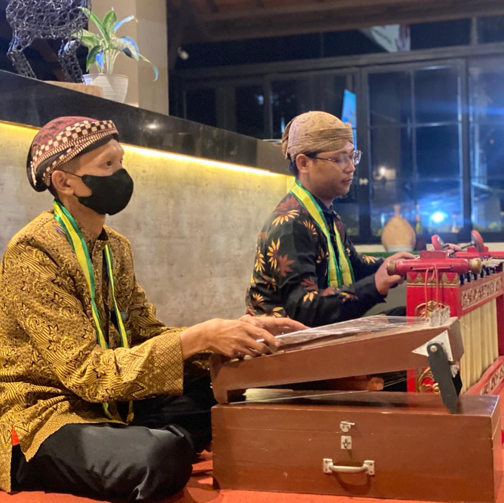MAKAN MALAM DI NAVA DI IRINGI ALUNAN GAMELAN YANG MENENANGKAN HATI. WhatsApp Image 2023 04 28 At 6.48.23 PM